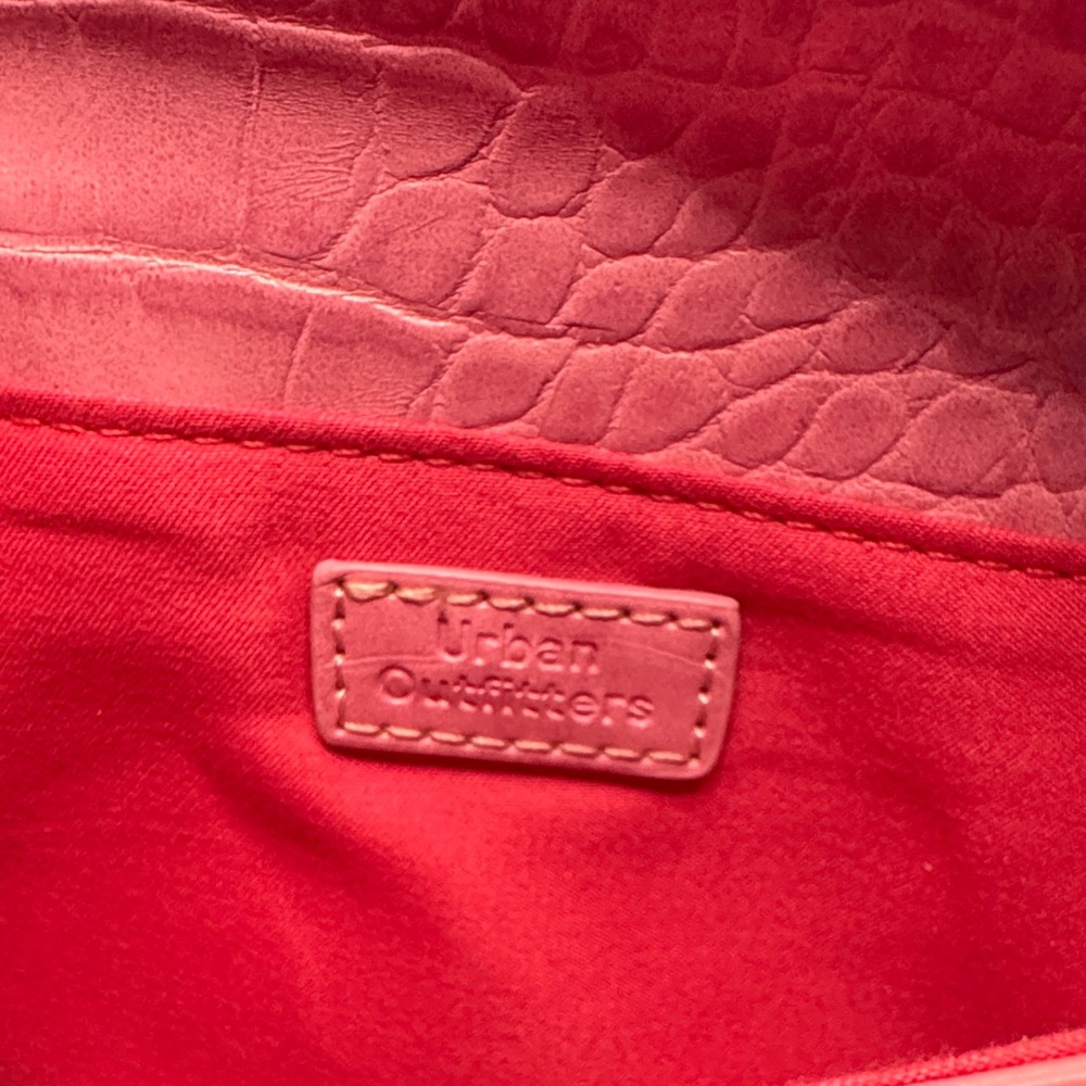 💖 Urban Outfitters Pink Croc-Embossed Crossbody Bag – Trendy & Chic 💖 - Picture 2 of 6